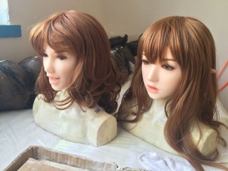 Doll Sweet Penny mit blauen Augen (links) und Samantha mit grünen Augen, beide im Hautton LPink - Werksfotos von DS Doll
