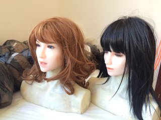 Doll Sweet Lilith mit blauen Augen (links) und Ruby mit grünen Augen, beide im Hautton LPink - Werksfotos von DS Doll