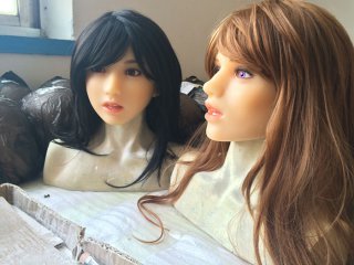 Doll Sweet Thera mit braunen Augen (links) und Mandy mit purpurfarbenen Augen, beide im Hautton Yellow - Werksfotos von DS Doll