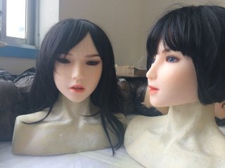 Doll Sweet Kayla mit braunen Augen (links) und Jiaxin mit blauen Augen (rechts), beide im Hautton LPink - Werksfotos von DS Doll